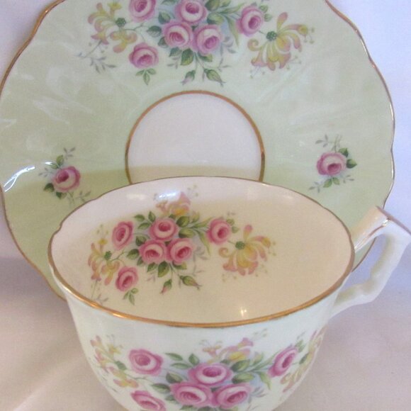 Aynsley Teacup and Saucer Romantic Roses on Soft Green, Crocus Shape, Gilt I253 - Picture 5 of 10